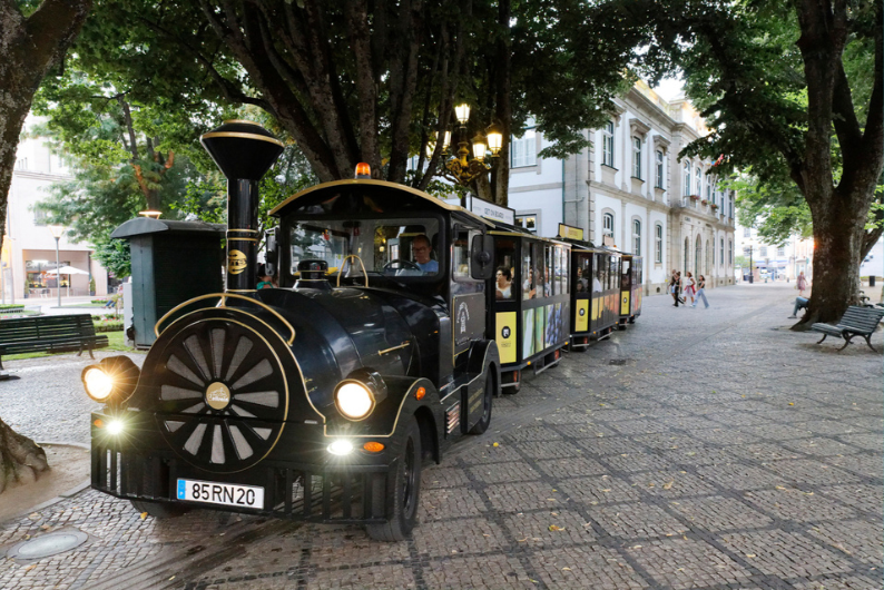 Comboio Turístico circula pelas ruas de Viseu durante a Feira de São Mateus 2024