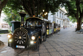 Comboio Turístico circula pelas ruas de Viseu durante a Feira de São Mateus 2024